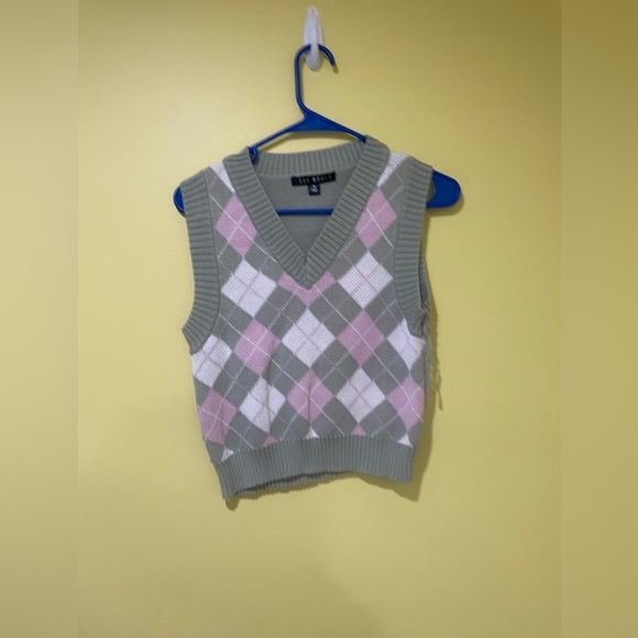 Tops - Cropped Sleeveless Knitted Sweater Vest